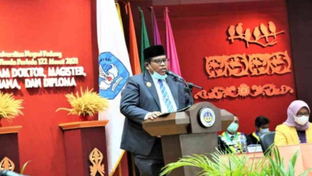Bupati Kabupaten Padang Pariaman, Suharti Bur, SE, MM saat memberikan orasi ilmiah saat wisuda di UNP